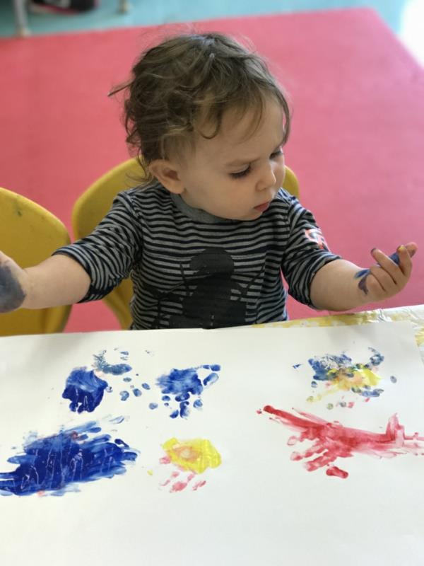 Χρώματα με δάχτυλα Τα παιδικά δάχτυλα ζωγραφίζουν εικόνες