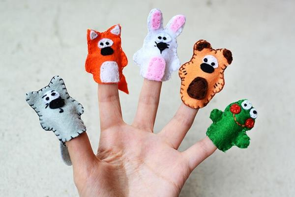 Οι μαριονέτες δαχτύλων τσιμπάνε τα παιδιά των ζώων