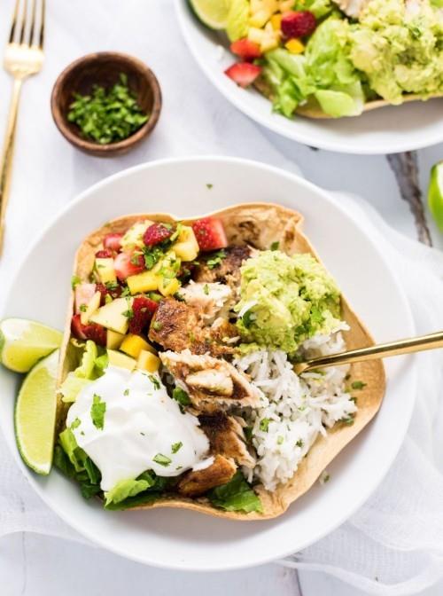 Fishάρι σχάρας - σερβίρεται σε tacos σε μπολ με σαλάτα φρούτων και λαχανικών