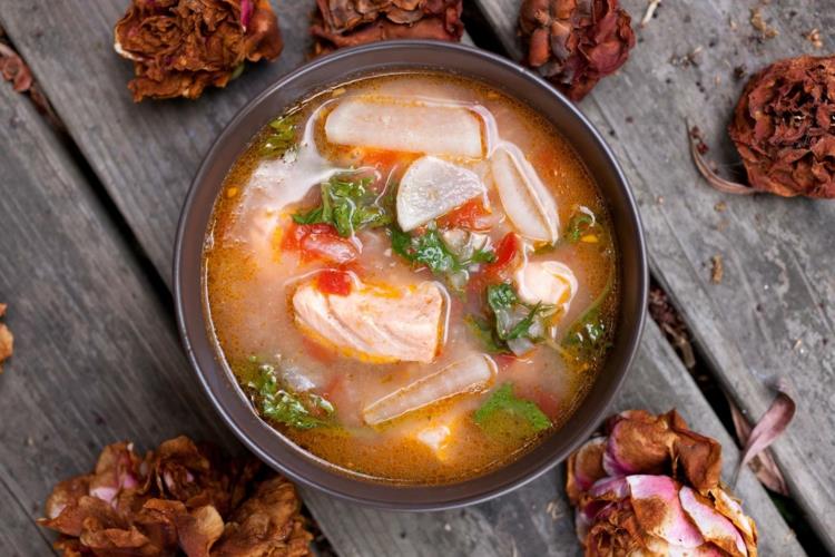 Ετοιμάστε πιάτα με ψάρια σούπα ψαριών υγιεινά τρόφιμα