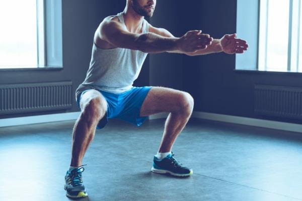 Ασκήσεις γυμναστικής για το σπίτι 10 καλύτερες ασκήσεις για άνδρες Squat