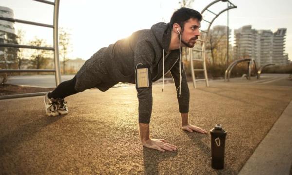 Ασκήσεις γυμναστικής για το σπίτι 10 καλύτερες ασκήσεις για άνδρες push-ups