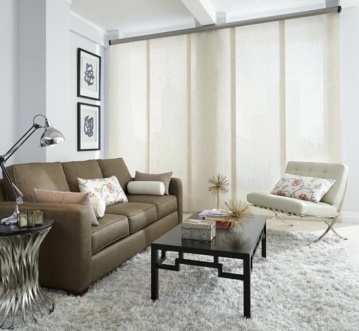 Κουρτίνες από πάνελ, μικρό σαλόνι, δερμάτινος καναπές, φωτεινοί τοίχοι