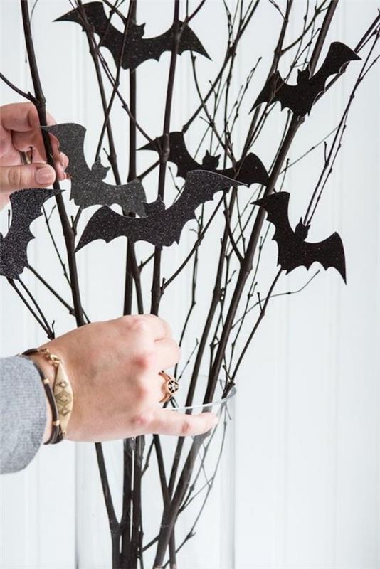Bat tinker with children for Halloween - 50 μαγευτικές ιδέες και οδηγίες twigs deco halloween bats black