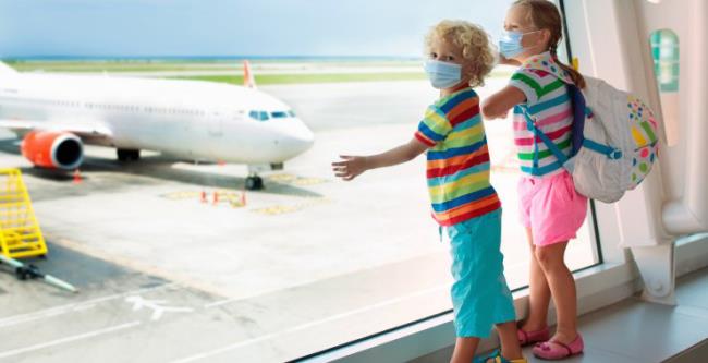Η πτήση κατά τη διάρκεια της μάσκας προσώπου σε ολόκληρη την ΕΕ είναι υποχρεωτική για παιδιά από 6 ετών