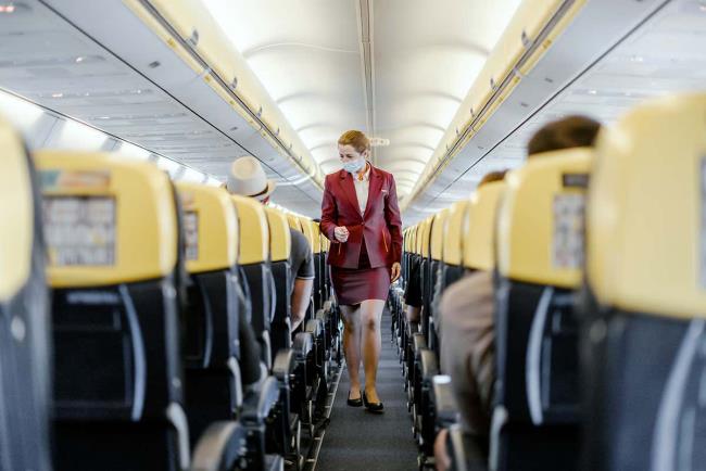 Δεν υπάρχει πια υπηρεσία πτήσης σε πτήσεις μικρών αποστάσεων κατά τη διάρκεια της αεροσυνοδού Corona στο αεροσκάφος