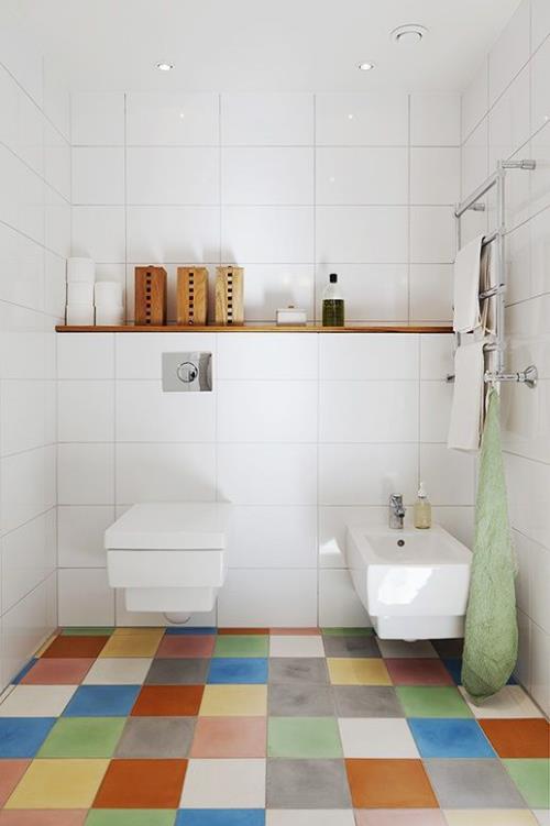 Δημιουργικό και τολμηρό ψηφιδωτό μωσαϊκό από μπάνιο σε πλακάκια Μωσαϊκό από πολύχρωμα πλακάκια δαπέδου έχει ενθαρρυντικό αποτέλεσμα