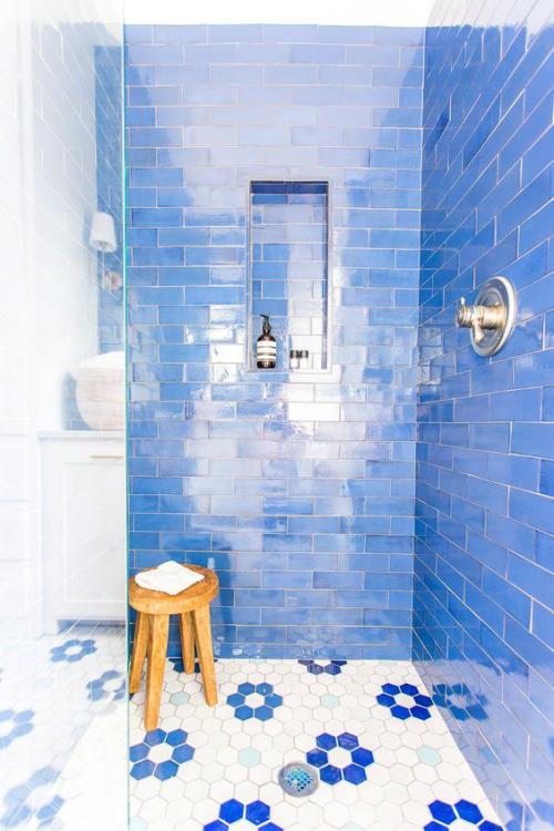 Πλακάκια στο μπάνιο δημιουργικό και τολμηρό ελκυστικό σχέδιο μπάνιου σε μπλε ουρανό με γυαλιστερά μοτίβα πλακάκια δαπέδου ξύλινο σκαμπό