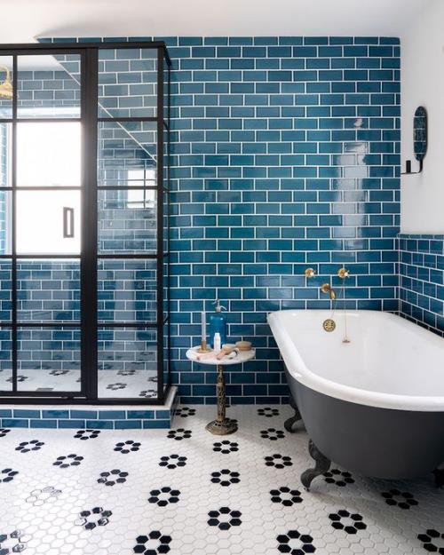 Πλακάκια στο μπάνιο δημιουργικά και τολμηρά μπλε πλακάκια του μετρό Eye-catcher στο μπάνιο γυάλινο τοίχο μπανιέρα ντους με πόδια νύχι