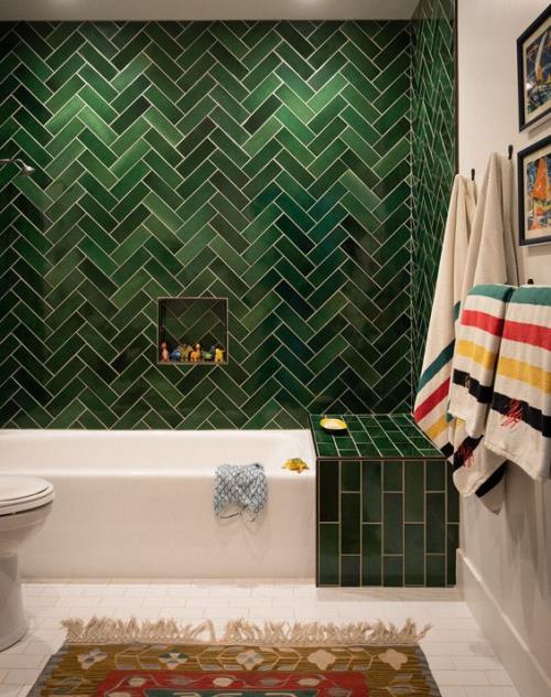 Πλακάκια στο μπάνιο δημιουργικά και τολμηρά σκούρα πράσινα πλακάκια τονίζουν τον τοίχο υπέροχο μάτι