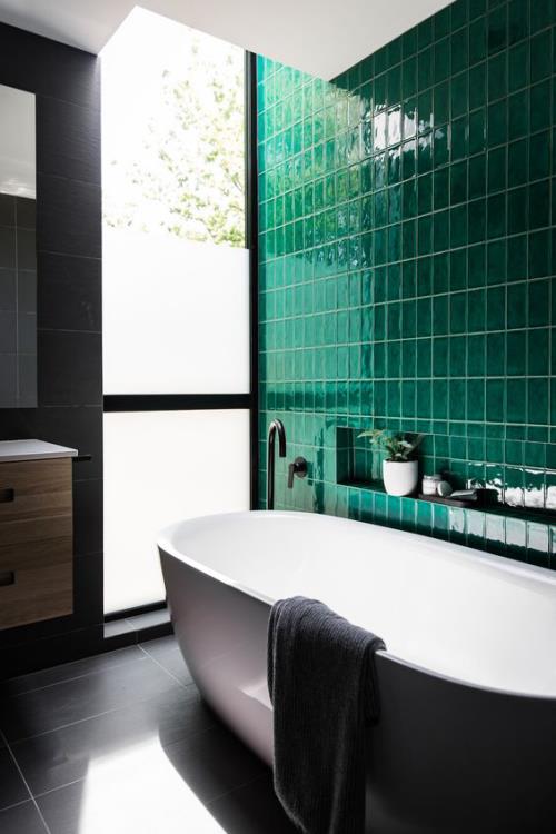 Πλακάκια στο μπάνιο δημιουργικοί και τολμηροί τοίχοι με πλακάκια σε σκούρο πράσινο μπροστά σε μπανιέρα