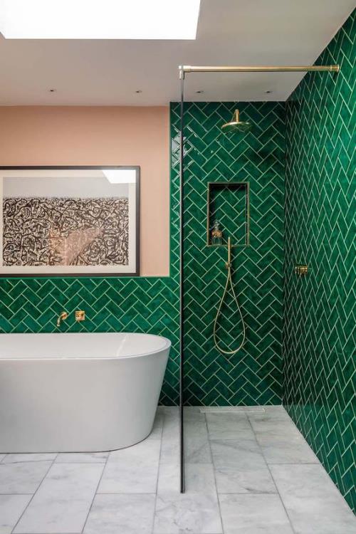 Πλακάκια στο μπάνιο, δημιουργικά και τολμηρά, όμορφος σχεδιασμός μπάνιου, γωνιά ντους, γυάλινος τοίχος, σκούρα πράσινα γυαλιστερά πλακάκια, γκρι πλακάκια δαπέδου, μπανιέρα