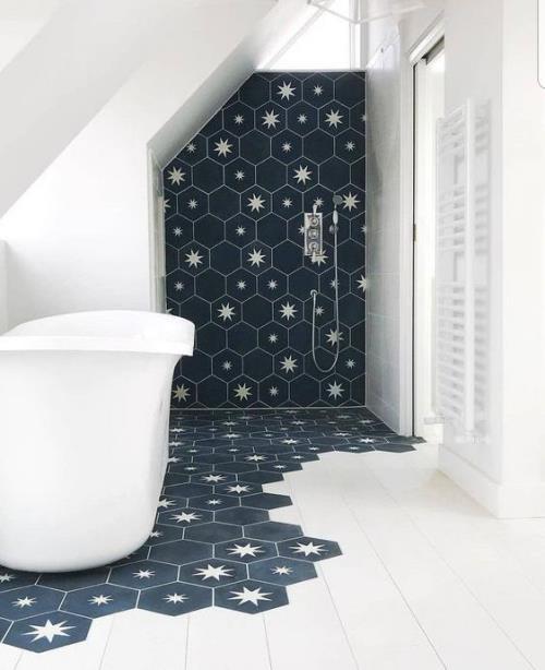 Πλακάκια στο μπάνιο δημιουργικό και τολμηρό υπέροχο σχέδιο μπάνιου σε σκούρο μπλε και λευκό εξαγωνικά κεραμίδια με λεπτό μοτίβο