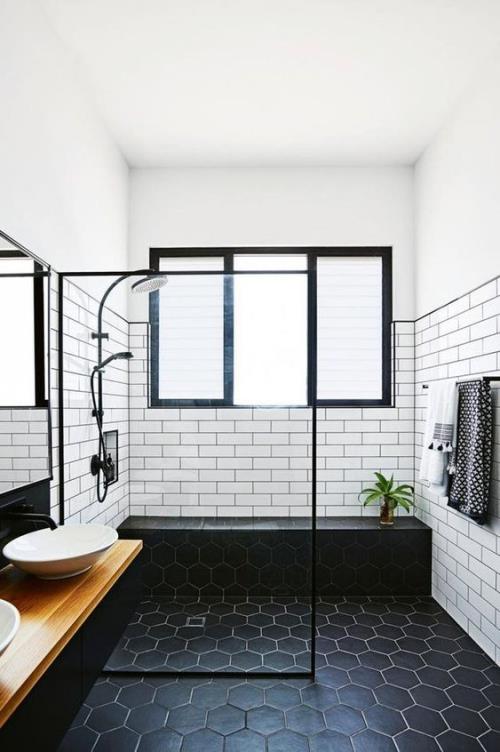 Πλακάκια στο μπάνιο δημιουργικά και τολμηρά λευκά πλακάκια του μετρό μαύρα εξαγωνικά πλακάκια δαπέδου