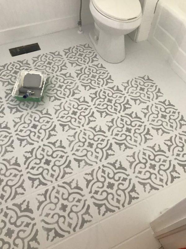 Βαφή πλακιδίων αναδιαμόρφωση πλακιδίων μπάνιου δημιουργώντας μοτίβα