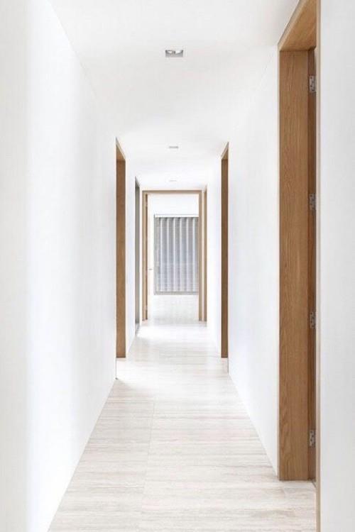 Σχεδιασμός διαδρόμου λευκοί τοίχοι οπτική ψευδαίσθηση διάδρομος φαίνεται ευρύτερο