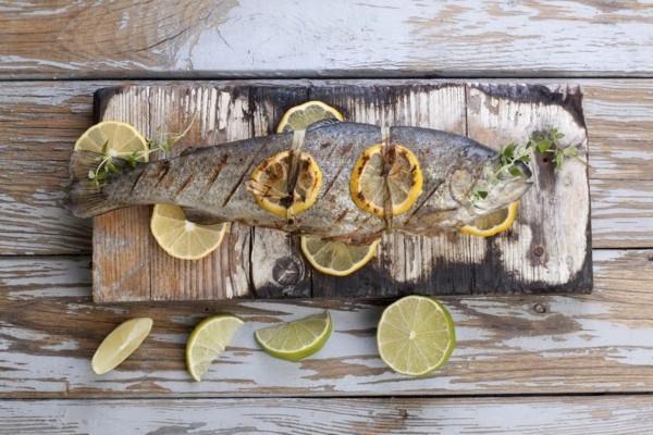 Πέστροφα σχάρα με λεμόνι υγιεινά τρόφιμα ψάρια κρύου νερού