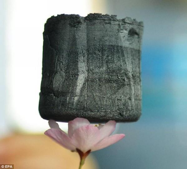 Οι ερευνητές μετατρέπουν τα σκουπίδια σε γραφένιο, ένα πολύτιμο υλικό θαύματος, πιο εύκολα από τα λουλούδια αέρα
