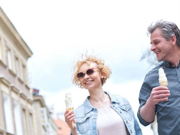 Γυναίκα άνω των 40 τρώει παγωτό