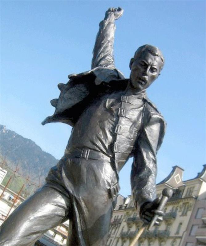 Άγαλμα του Φρέντι Μέρκιουρι ζωντανές προσωπικότητες