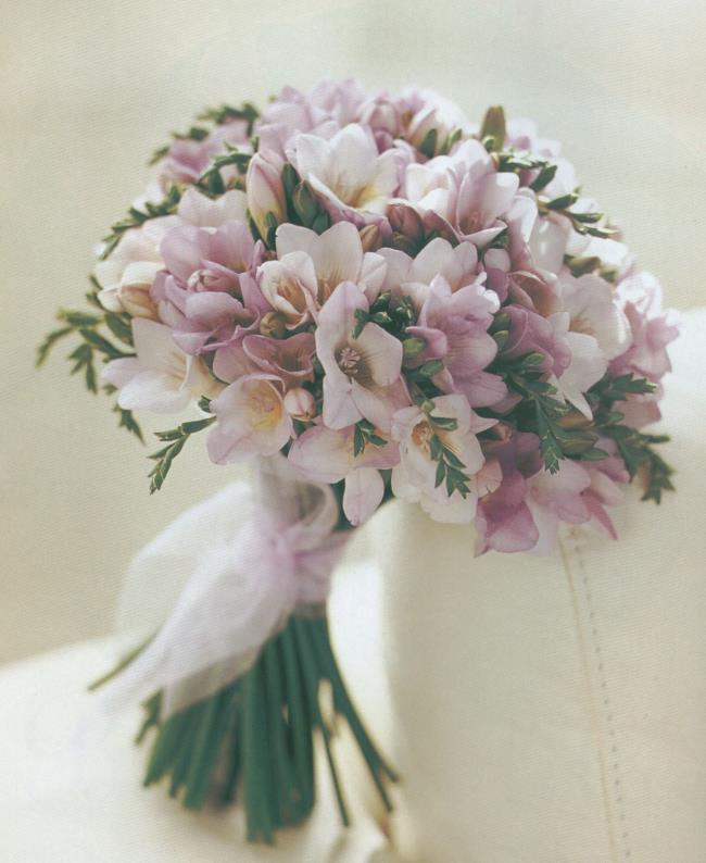 Freesia σε ανθοδέσμη για γάμο όμορφο δώρο για τη νύφη
