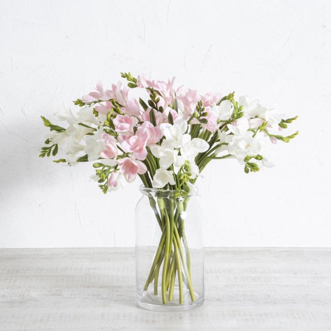 Freesia σε βάζο ευαίσθητα λουλούδια σε λευκά και ροζ μακριά λεπτά στελέχη