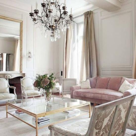 Το γαλλικό κομψό στο εσωτερικό μοντέρνο συναντά τα ντεμοντέ απαλά χρώματα ροζ καναπέ