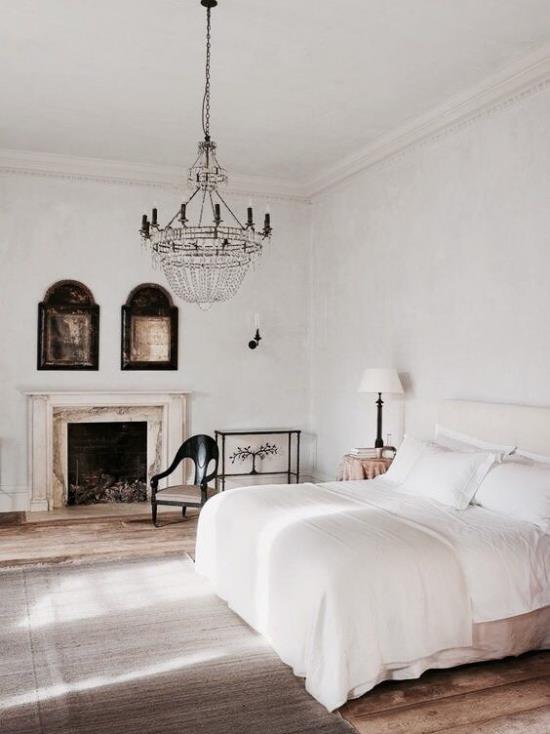 Γαλλικό σικ στο εσωτερικό όμορφο ευρύχωρο υπνοδωμάτιο