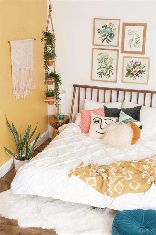 Ανοιξιάτικες ιδέες διακόσμησης για το μακραμέ κρεβατοκάμαρας στον τοίχο ρουστίκ πάπλωμα με κρόσσια πολύχρωμα μοτίβα μαξιλάρια άνεση στο δωμάτιο ιδέες
