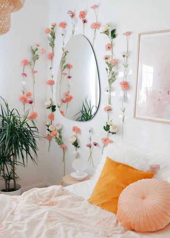 Ανοιξιάτικες ιδέες διακόσμησης για το υπνοδωμάτιο Καθρέπτες τοίχου με λεπτές γαρύφαλλες συνορεύουν με ένα πανέμορφο ρομαντικό δοχείο που τραβάει τα βλέμματα