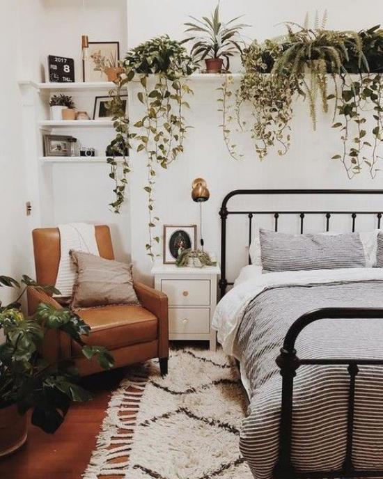 Οι ανοιξιάτικες ιδέες διακόσμησης για την κρεβατοκάμαρα πρασινίζουν από πολλά πράσινα φυτά σε γλάστρες στο ράφι πάνω από το κρεβάτι