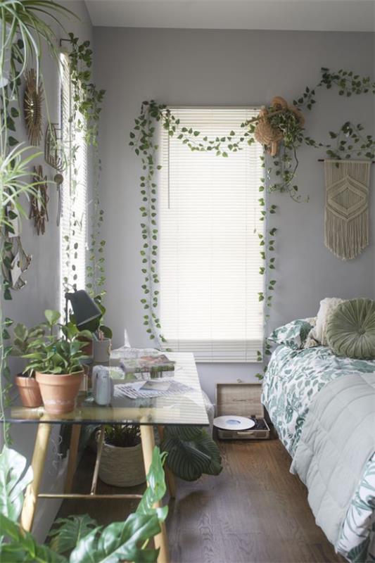Οι ανοιξιάτικες ιδέες διακόσμησης για την κρεβατοκάμαρα πρασινίζουν από πολλά πράσινα φυτά σε γλάστρες στο τραπέζι και το κλινοσκεπάσμα με πράσινο μοτίβο