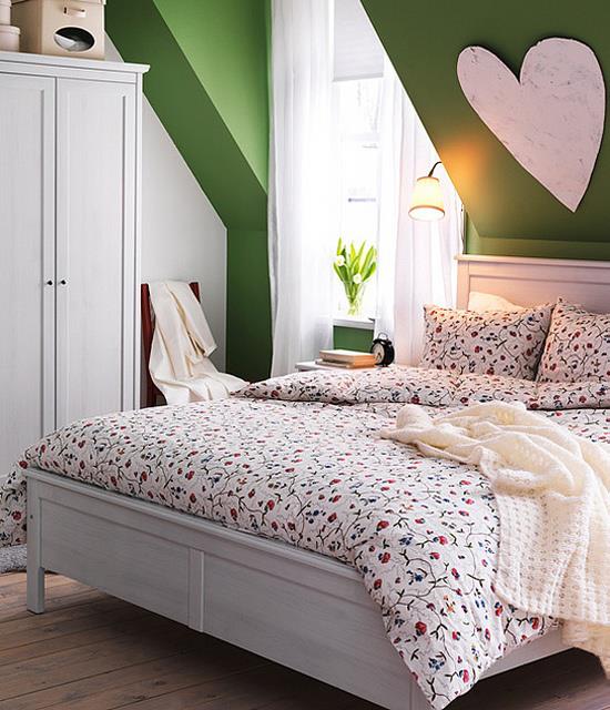 Ανοιξιάτικες ιδέες διακόσμησης για το υπνοδωμάτιο λουλουδάτο σεντόνι με ωραία μοτίβα μεγάλη καρδιά στο βάζο τοίχου με λευκά λουλούδια ζεστή και ρομαντική ατμόσφαιρα