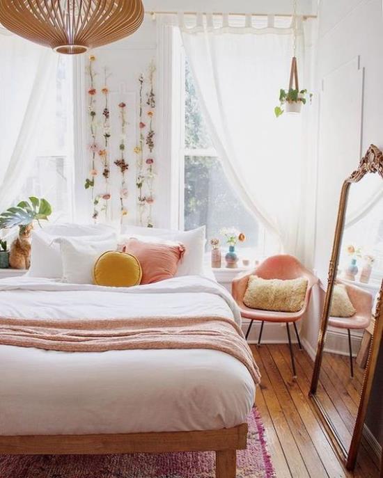 Ανοιξιάτικες ιδέες διακόσμησης για το υπνοδωμάτιο απαλά χρώματα κλινοσκεπάσματα διακοσμητικά μαξιλάρια λουλουδάτα διακοσμητικά στον τοίχο πάνω από το κρεβάτι