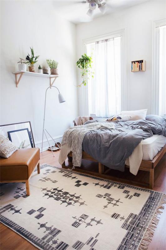 Ανοιξιάτικες ιδέες διακόσμησης για το υπνοδωμάτιο με όμορφη ατμόσφαιρα, φυτά σε γλάστρες στο ράφι με πολύ ελαφρύ και άνετο κρεβάτι