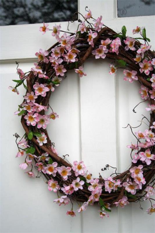 Ανοιξιάτικη διακόσμηση με στεφάνι πόρτας από άνθη κερασιού φιλόξενο και στιλάτο ταυτόχρονα