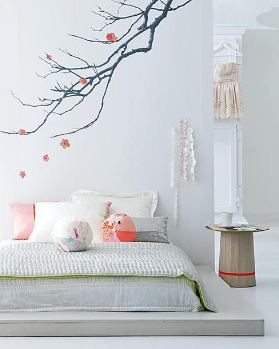 Αυτοκόλλητο τοίχου ανοιξιάτικης διακόσμησης με άνθη κερασιάς στην ποικιλία κρεβατοκάμαρας στον τοίχο