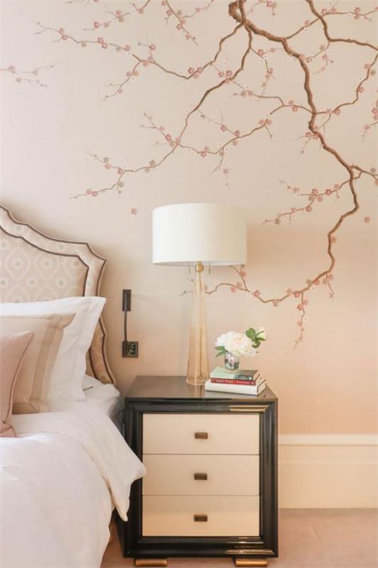 Ανοιξιάτικη διακόσμηση με αυτοκόλλητο τοίχου με άνθη κερασιού στο υπνοδωμάτιο ανοιχτό ροζ φόντο
