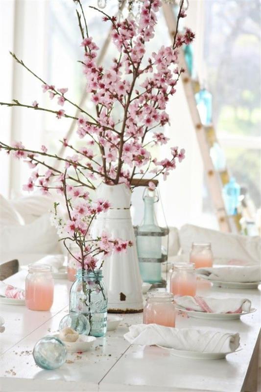 Ανοιξιάτικες διακοσμήσεις με άνθη κερασιού σε διάφορα σκεύη στολίζουν το τραπέζι με μια ρουστίκ πινελιά