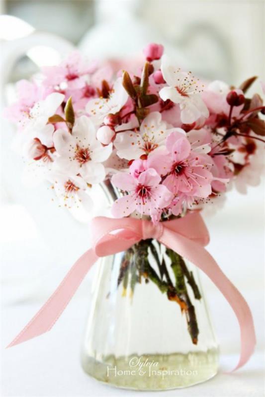 Ανοιξιάτικη διακόσμηση με άνθη κερασιάς ροζ λουλούδια σε γυάλινη ροζ κορδέλα