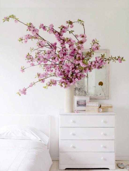 Ανοιξιάτικη διακόσμηση με άνθη κερασιάς ροζ λουλούδια σε λευκό βάζο καθρέφτη τοίχου