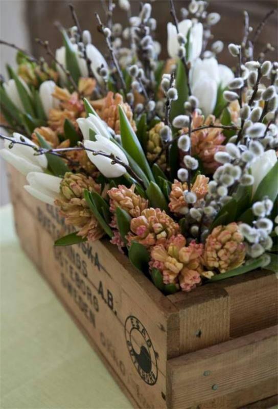 Συνδυάστε την ανοιξιάτικη διακόσμηση με ιτιά ιτιά με αρωματικά ανοιξιάτικα λουλούδια στο κουτί