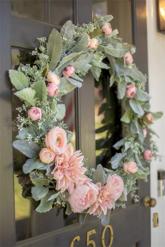Ανοιξιάτικα στεφάνια λουλούδια σε παστέλ χρώματα υπέροχη διάταξη στην μπροστινή πόρτα πλούσιο πράσινο