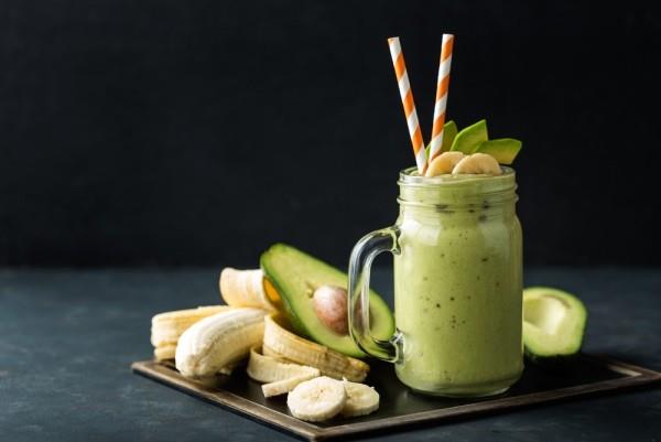 Φρέσκο ​​αναμεμειγμένο αβοκάντο μπανάνας smoothie με γιαούρτι ή γάλα υγιεινά τρόφιμα υπερτροφής