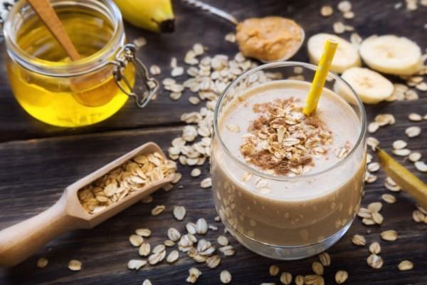 Φρέσκο ​​φτιαγμένο smoothie από υγιεινή τροφή βρώμης από γάλα μπανάνας