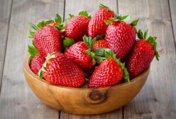 Οι φρέσκες φράουλες έχουν καλή γεύση είναι υγιεινές υπερτροφές για άτομα άνω των 50 ετών