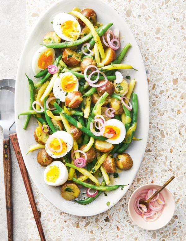 Φρέσκες καλοκαιρινές σαλάτες Γαλλική μπιστρό σαλάτα με βραστά αυγά και πράσινα φασόλια
