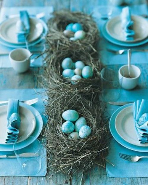 μπλε βαμμένα αυγά Φρέσκες διακοσμήσεις τραπεζιού για το Πάσχα