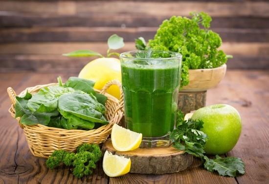 Φρέσκο ​​πράσινο smoothie σε ένα ποτήρι λεμόνι φυτό μήλο πράσινο