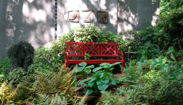 Διακοσμήσεις κήπου από μεταλλικό και σκουριασμένο βιομηχανικό παραδοσιακό κόκκινο πάγκο